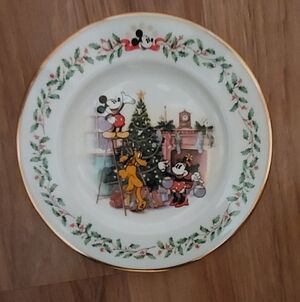 Lenox Holiday Disney Mickey & Co Decorating the Tree 8" Salad Plate Minnie Pluto